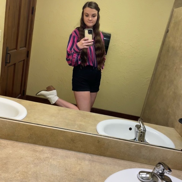 Meet your Posher, Courtney - Picture 3 of 3